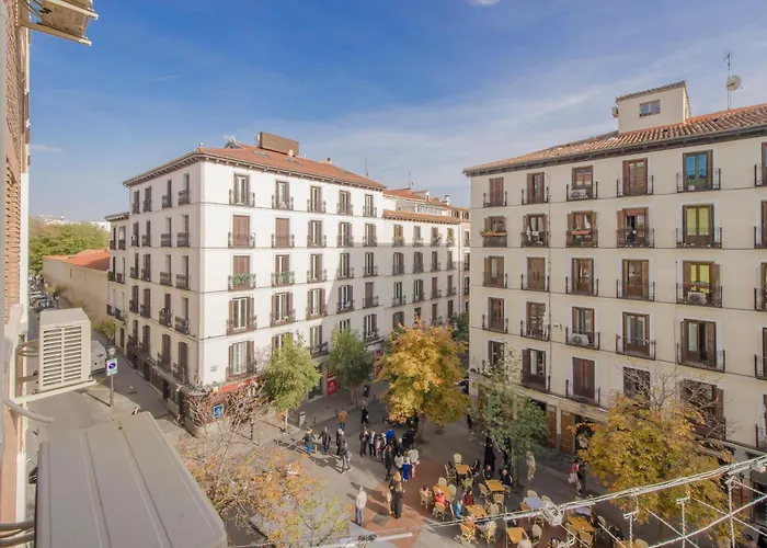 Sutil Elegancia Para 3, En Plaza De Chueca